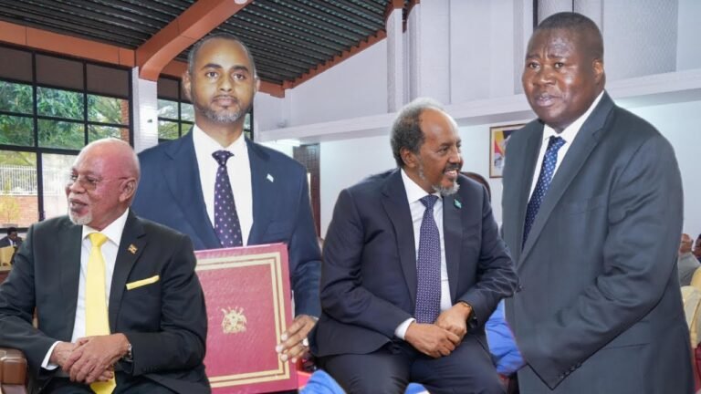 {DAAWO MUUQAALKA}  Dowladaha Soomaaliya iyo Uganda oo afar qodob ku heshiiyey