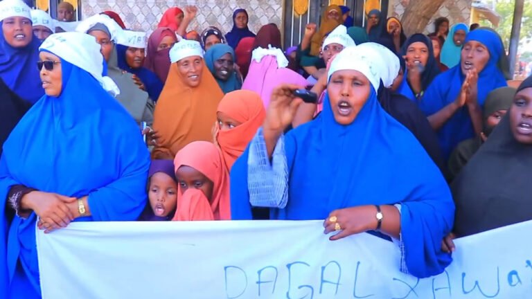 {DAAWO MUQAALKA} Haweenka Jalalaqsi oo dhigay banaanbax ay uga So Horjeedaan Xiisada ka taagan Dagmadaas.