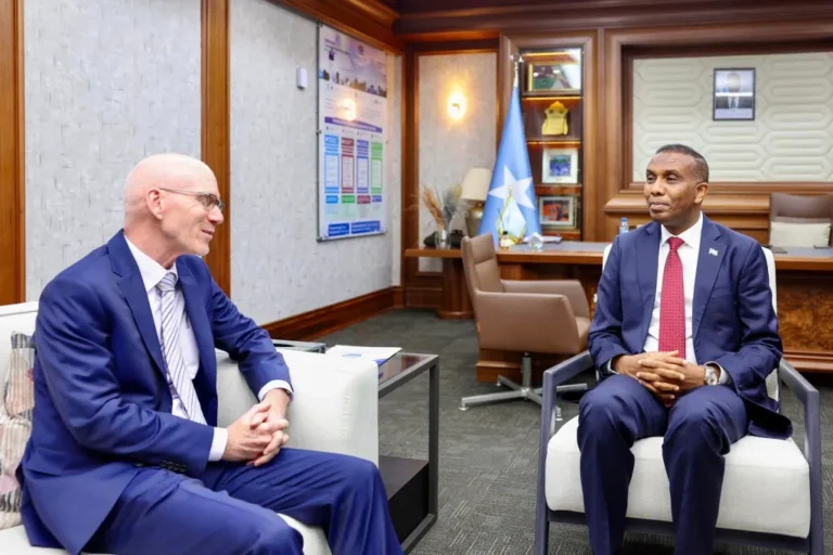 Maxeey Kawada Hadleen Ra’isul Wasaare Xamse iyo James Swan?