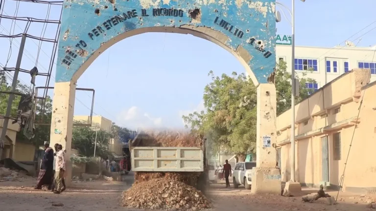 {DAAWO MUUQAALKA}  Olole dib u dayactir ah oo lagu sameeyay wadada laamiga ee dhexmarto Beledweyne.