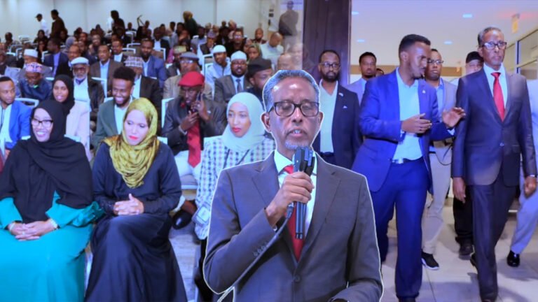 {DAAWO MUUQAALKA} Safiirka Soomaaliya ee Mareykanka oo arimo muhim ah kala hadlay Jaaliyadda Somaliyed ee Mareykanka.