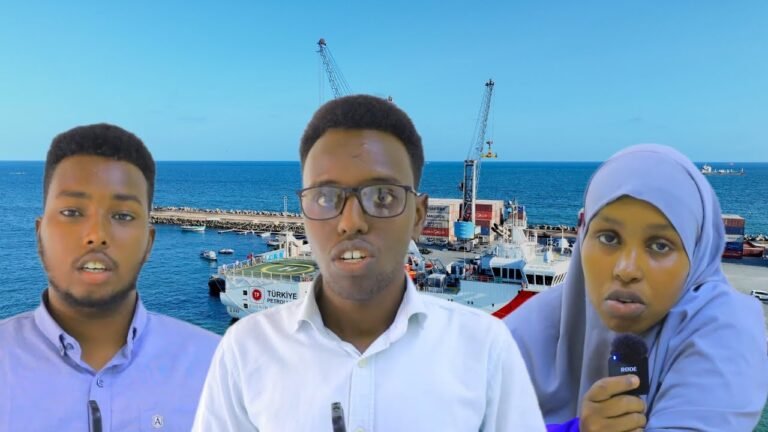 {DAAWO MUQAALKA} Shacabka Dhuusamareb oo soo dhoweyay markabka sahminta shidalka ee Turkigu ay usoo dirtay Soomaliya.