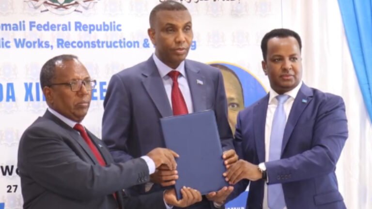 {DAAWO MUQAALKA}  Wasiirka wasaaradda Howlaha Guud XFS oo xilka iska wareejiyay.