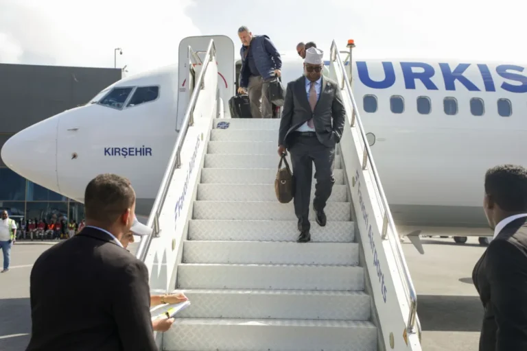 {DAAWO SAWIRADA} Wasiir Mooshin Laga Keenay oo Si Diiran Muqisho Loogu Soo Dhaweeyay