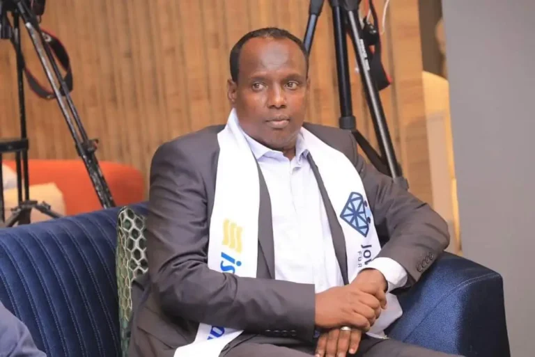 Maxeey Tahay Sababta Guddoomiyaha degmada Hodan shaqada laga joojiyay?