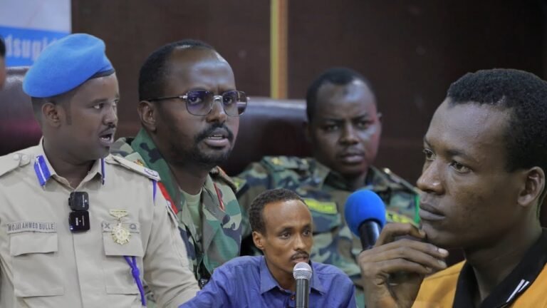 {DAAWO MUUQAALKA}  Askar Ku Eedeysan Xogo Ay Udusiyen As Oo Maxkamad Lasoo Taagay