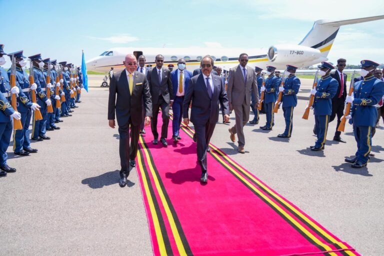 {DAAWO SAWIRADA} Madaxweeyne Xasan Shiiq oo Gaaray Dalka Uganda