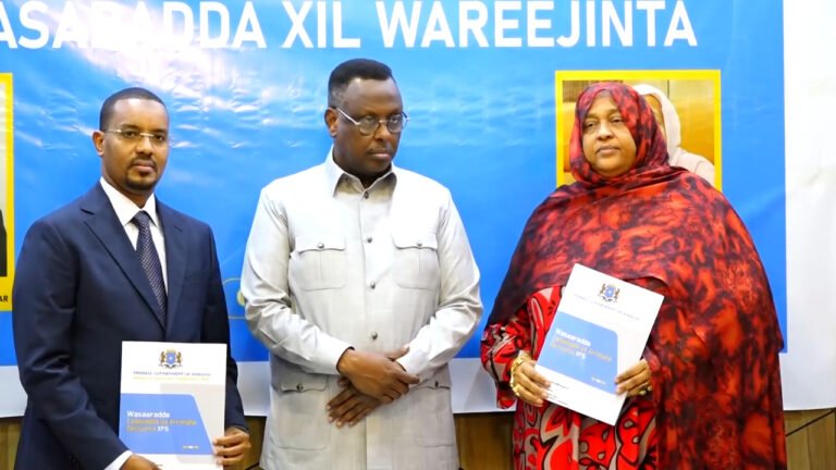 {DAAWO MUQAALKA}  Wasiirka Cadaaladda XFS oo xilka u kala warejiyay wasiiru dowlihii hore iyo wasiiru dowlaha cusub.