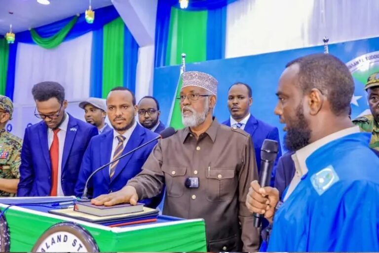 Siyaasiyiin iyo masuuliyiin Kala duwan oo u hambalyeeyay dib u doorashada Axmed Madoobe.