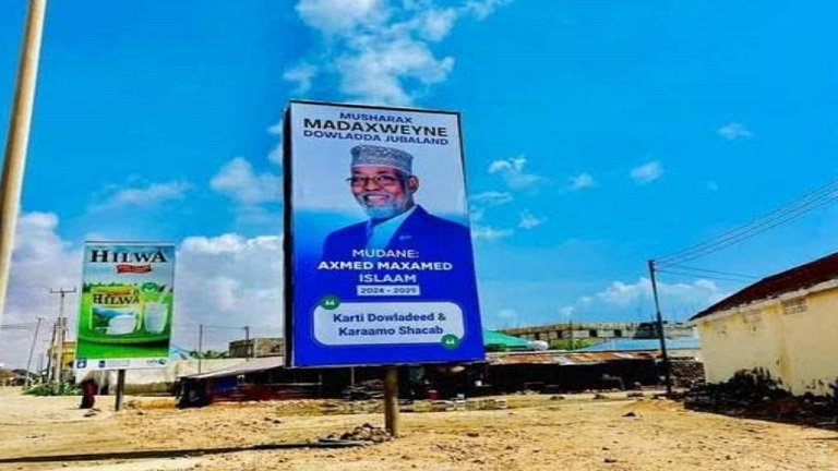 Axmed Madoobe oo Kismaayo ku dhegsaday Boorar uu ku muujineysayo musharraxnimadiisa.