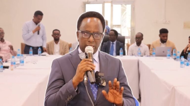 {DAAWO MUQAALKA} Dadka Muqdisho oo la barayo Habka ay ugu qeeyb qaadan karaan Doorasho qof iyo Cod ah.