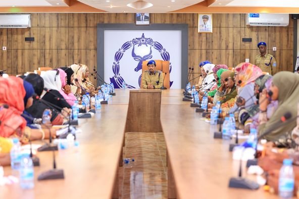 Taliyaha Ciidanka Boliiska Soomaaliyaoo la kulmay Ururka Haweenka Qaranka Soomaaliyeed.