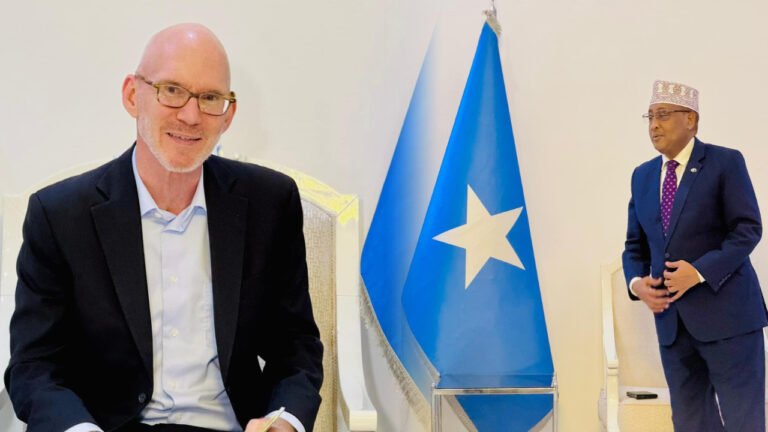 {DAAWO MUQAALKA} Ergiga gaarka ah ee qaramada midoobey uqaabilsan somalia Mr: james swan oo KGS lagu soo dhaweyay.