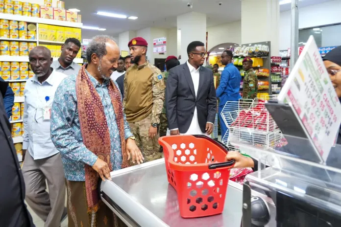 Madaxwayne Xasan Sheekh oo booqasho kedis ah ku tegay suuqyada ganacsi ee Muqdisho.