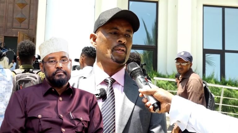 {DAAWO MUQAALKA} Kursigiina Axmed madoobe majiro Dalka doorasho Qof iyo cod ah ayuu aaday”Senator Iftiin”