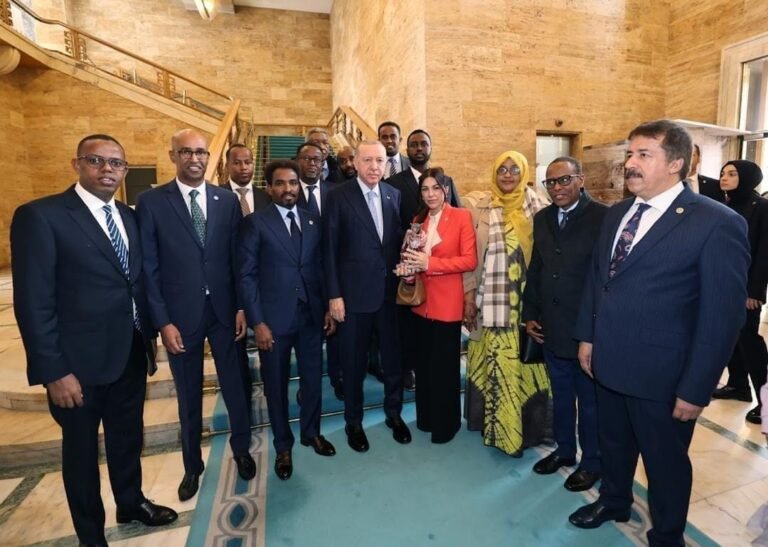 {DAAWO SAWIRADA} Madaxwayne Erdogan oo maanta xafiiskiisa ku qaabilay Wafdi ka socdo Soomaaliya.