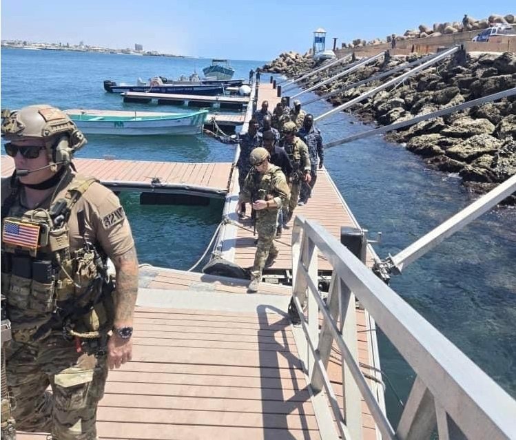 {DAAWO SAWIRADA} Saraakiil Mareykankan ah oo booqaday Taliska Ilaalada Xeebaha Soomaaliya.