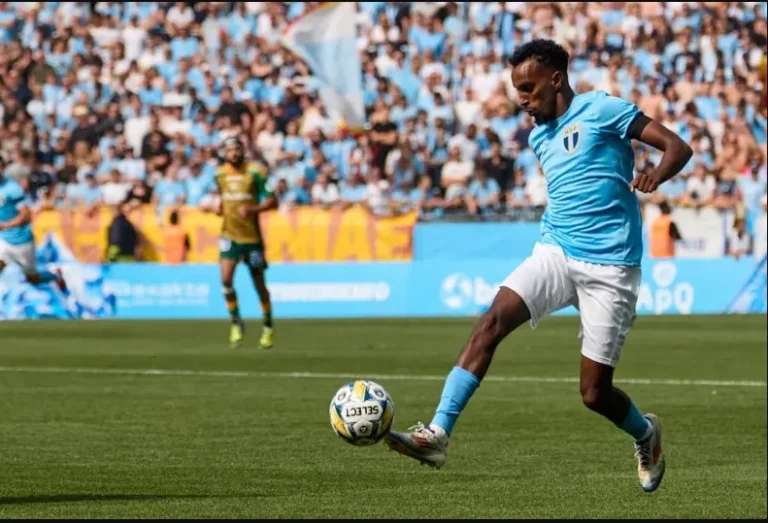 Waa kee cayaartoyga Soomaaliyeed ee la saadaalinayo inuu ku biiro horyaalka Premier league?