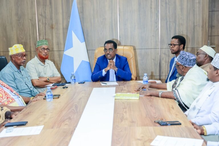 {DAAWO SAWIRADA} Wasiir Xoosh oo arrimo muhiim ah kala hadlay Odayaasha Soomaaliyeed.