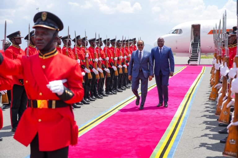 {DAAWO SAWIRADA} Madaxweynaha Soomaaliya iyo wafdi uu hoggaaminaayo ayaa soo gaaray magaalada Arusha ee dalka Tanzania.