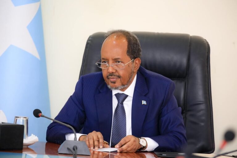Madaxweyne Xasan Sheekh oo lagu eedeyay inuu nin ajnabi ah uxiray……..