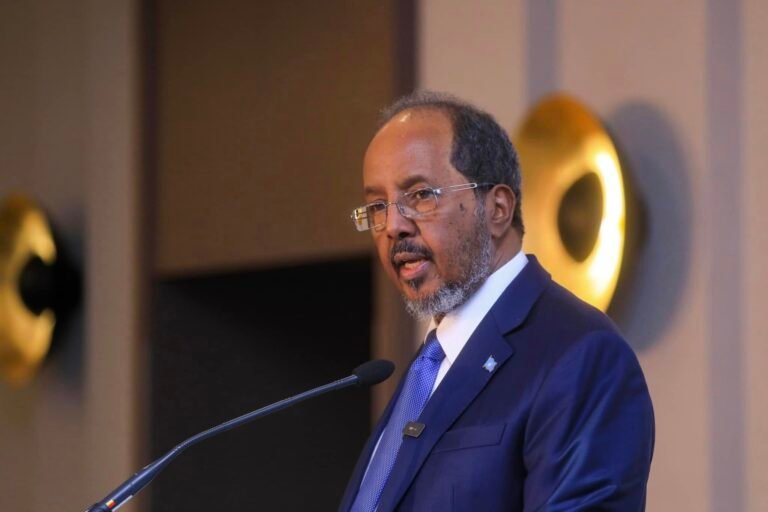 Madaxwayne Xasan Sheekh oo muddo kooban uqabtay Militeriga soomaliya ineey……..