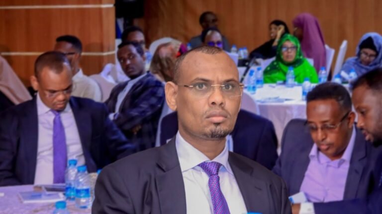 {DAAWO MUQAALKA} Wasiir Xasan Xuseen “Dhallinyarada Soomaaliyeed hadi ay u midoobaan cadowga waan ka Guuleeysaneynaa’