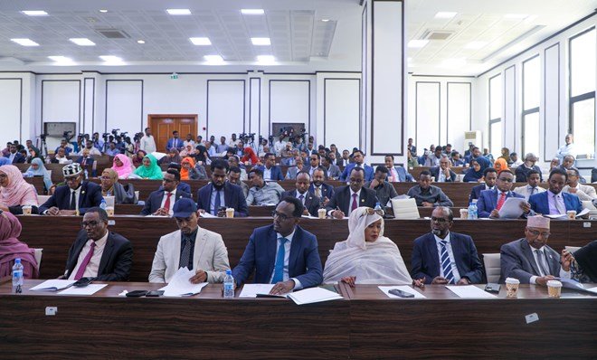 Xildhibaano ka tirsan Baarlamaanka oo si adag uga horyimid boobka lagu haayo dhulka danta guud.