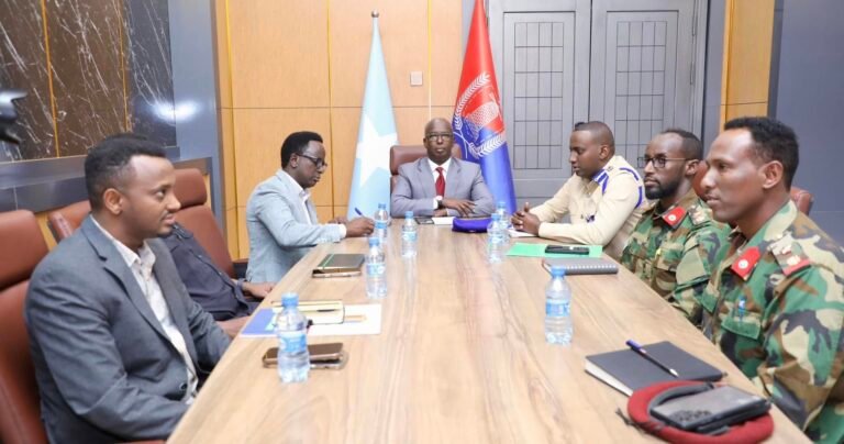 {DAAWO SAWIRADA} Guddoomiyaha Gobolka Banaadir oo shir gudoomiyay kulanka amniga Caasimadda