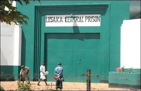 Askari sii daayay maxaabiis uu ilaalinayay si ay ugu dabaal dagaan sanadka Cusub.