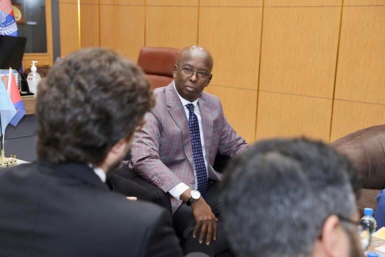 Duqa Muqdisho oo Xafiiskiisa Ku qaabilay Safiirka Turkiga u Fadhiya Soomaaliya.