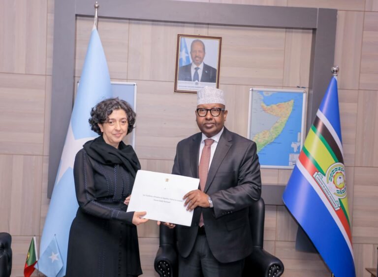 Somali FM Receives Copy of Credentials from Newly Appointed Ambassador of Portugal.