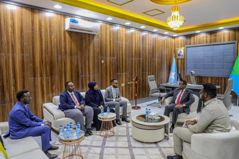 Xubno katirsan Guddiga Madaxa-bannaan ee doorrashooyinka oo gaaray Jowhar.