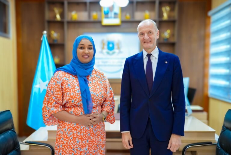 Maxay ka wada hadleen Safiirka UK Ingiriiska ee Soomaaliya Iyo Wasiirka Qoyska ee XFS?