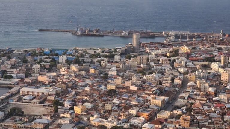 Askari Ka Tirsan Dowladda oo Qof Shacab ah Ku Toogtay Mudisho