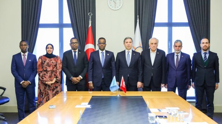 Xisbiyada UPD iyo AK Party oo maanta Ankara heshiis is-afgarad ah ku kala saxiixday.