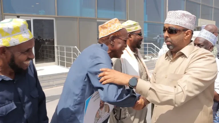 {DAAWO MUUQAALKA} Ugaas Yuusuf Ugaas Xasan oo si weyn loogu soo dhaweeyay Muqdisho