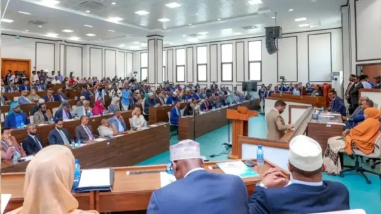 Baarlamaanka Soomaaliya oo meelmariyey wax-ka-beddelka Dastuurka