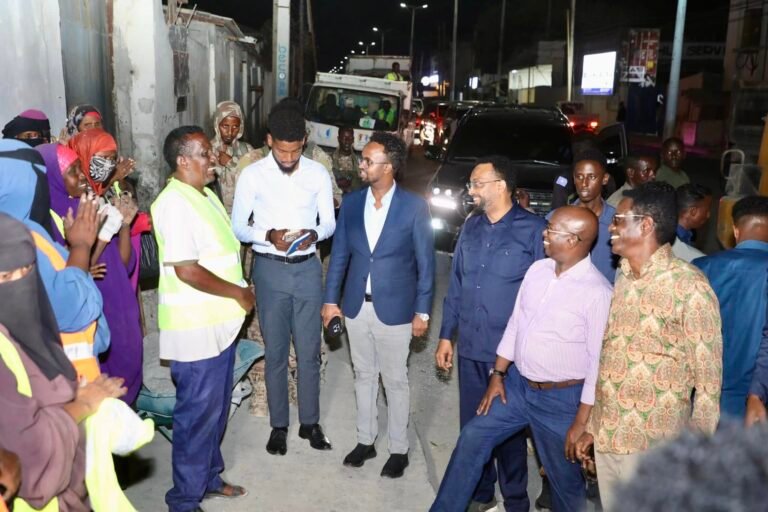 Maxeey ku Soo Arkeen waddooyinka Caasimada. Wasiir Fartaag iyo Gudoomiye Amiir.