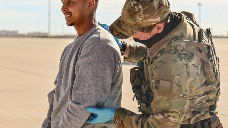 Muhaajiriin laga tarxiilay Mareykanka oo la geeyay xabsiga Guantanamo Bay.