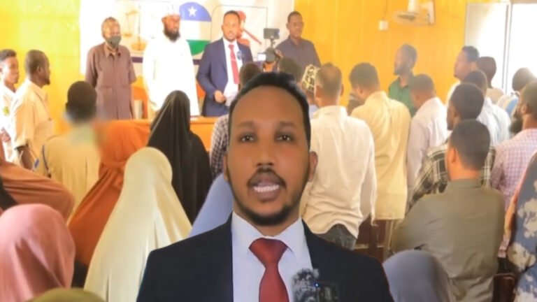 {DAAWO MUQAALKA}  Maxkamad La soo taagay 13 Nin oo Kufsaday Hal gabar.