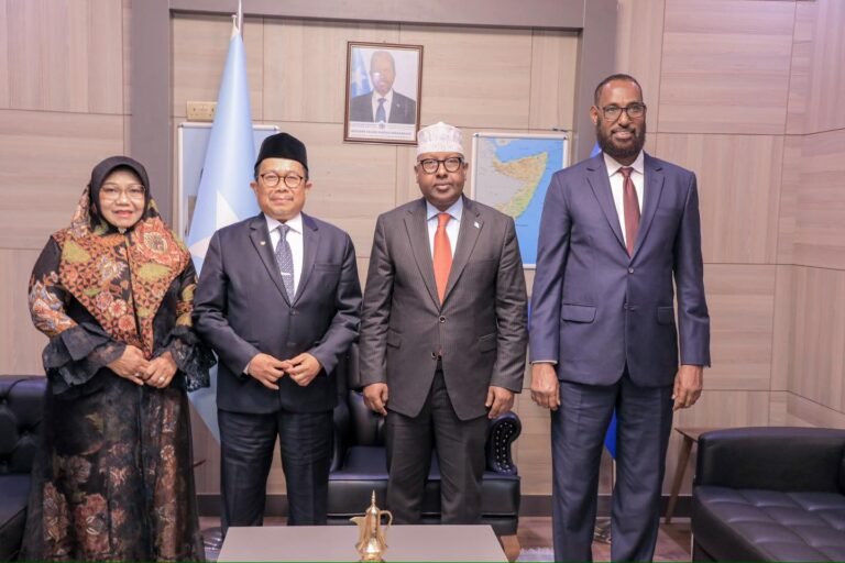 Maxeey ka wada hadleen Wasiirka Arrimaha Dibadda DFS iyo Safiirka Indonesia.?