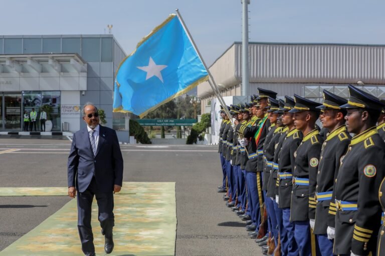 {DAAWO SAWIRADA} Madaxweyne Xasan Sheekh oo Gaaray Adis Ababa si uu kaga qeyb galayo Shir-madaxeedka 38-aad ee Midowga Afrika.