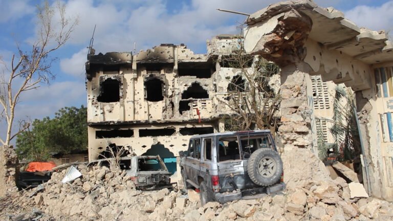 {DAAWO MUQAALKA} Muuqaaladii ugu horeeyey oo laga helay hoteelkii Shalay AS ay weerareen.