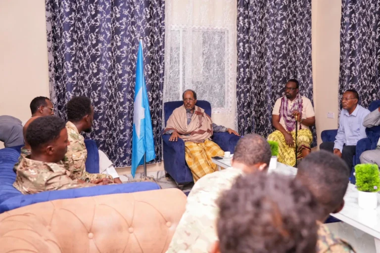 Madaxwayne Xassan Shiikh oo kulamo la qaatay saraakiisha ciidamada ee ku sugan degmada Moqokori.