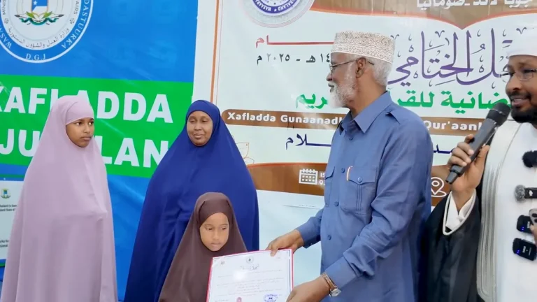 {DAAWO MUQAALKA} Arday tartan ku galay Qur”aanka kariimka oo gaari qaali ah la gudoon siiyay.