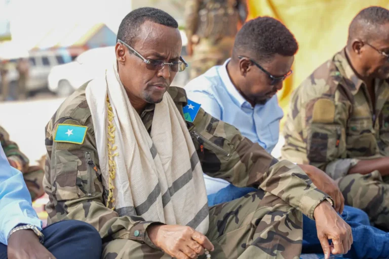 {DAAWO SAWIRADA} Cali Guudlaawe oo jiidaha dagaalka kula tukaday ciidamo & Saraakiil