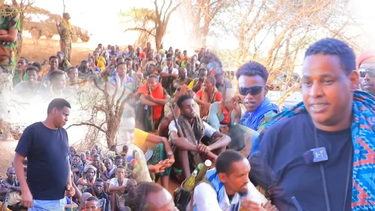 {DAAWO MUQAALKA} Gudoomiyaha degmada Jalaqsi oo ciidama Badan Kusoo Bandhigay Deeganka Qoryaale