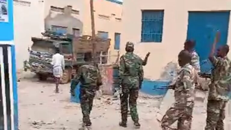 {DAAWO MUQAALKA} Rag hubeysan oo wali ka dhax dagaalamaya dhismaha uu ka dhacay Qaraxa Baladweyne.