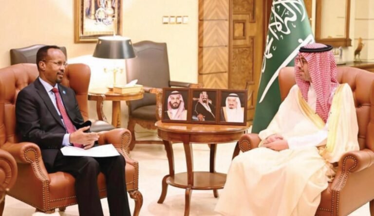 Consul General of Somalia in Jeddah Meets with Governor of Jeddah